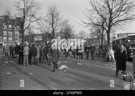 Besucher zu Fuß auf dem Weg zum Stadion, 18. November 1973, autofreier Sonntag, Besucher, interstate, Ölboykott, Fußball, Fußgänger, Niederlande, 20. Jahrhundert Presseagentur Foto, Nachrichten zu erinnern, Dokumentarfilm, historische Fotografie 1945-1990, visuelle Geschichten, Menschliche Geschichte des zwanzigsten Jahrhunderts, Momente in der Zeit festzuhalten Stockfoto