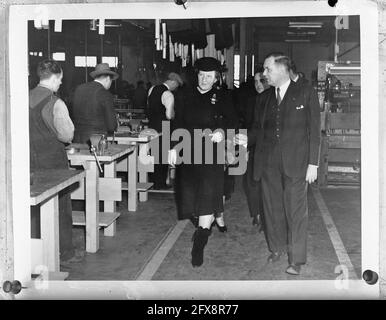 Besuch einer Flugzeugfabrik in Kanada. Der Direktor, R.B.C. Noorduyn, führt Prinzessin Juliana durch eine der Abteilungen, {1940-1945}, Besuche, Direktoren, Fabriken, königliche Familie, Luftfahrt, Prinzessinnen, zweiter Weltkrieg, Niederlande, 20. Jahrhundert Presseagentur Foto, Nachrichten zu erinnern, Dokumentarfilm, historische Fotografie 1945-1990, visuelle Geschichten, Menschliche Geschichte des zwanzigsten Jahrhunderts, Momente in der Zeit festzuhalten Stockfoto