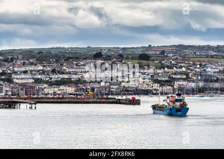 ST MAWES, CORNWALL, Großbritannien - MAI 12 : Blick auf ein Schiff, das sich dem Hafen von Falmouth nähert, von St Mawes, Cornwall aus gesehen am 12. Mai 2021 Stockfoto