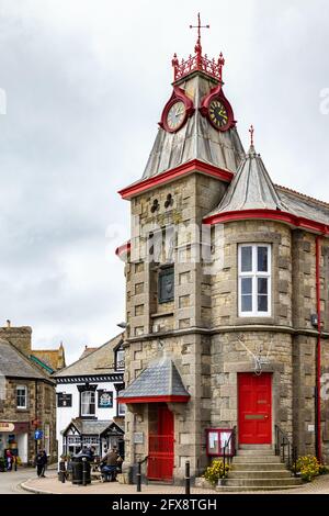 MARAZION, CORNWALL, Großbritannien - MAI 11 : Blick auf das Rathaus und das Museum in Marazion, Cornwall am 11. Mai 2021. Nicht identifizierte Personen Stockfoto