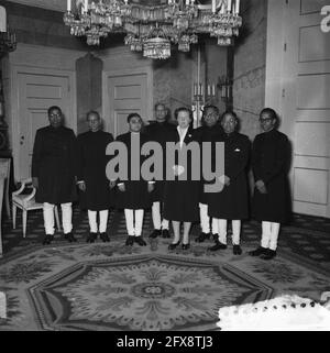 Besuch indischer Journalisten bei Königin Juliana im Soestdijk Palast, 6. April 1954, Besuche, Journalisten, Niederlande, Presseagentur des 20. Jahrhunderts, Foto, Nachrichten zum erinnern, Dokumentarfilm, historische Fotografie 1945-1990, visuelle Geschichten, Menschliche Geschichte des zwanzigsten Jahrhunderts, Momente in der Zeit festzuhalten Stockfoto