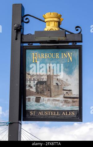 PORTHLEVEN, CORNWALL, UK - MAI 11 : Blick auf das Harbour Inn Schild in Porthleven, Cornwall am 11. Mai 2021 Stockfoto