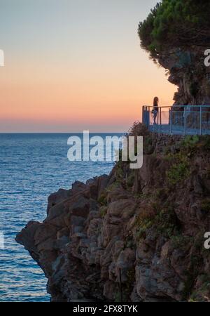 Manarola (Italien) - EIN Blick auf Manarola, eines von fünf Landdörfern an der Küste der Region Ligurien, Teil des Nationalparks Cinque Terre Stockfoto