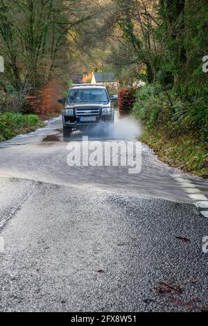 Regenwasser fließt die Trellech Straße hinunter in Richtung Tintern. Stockfoto