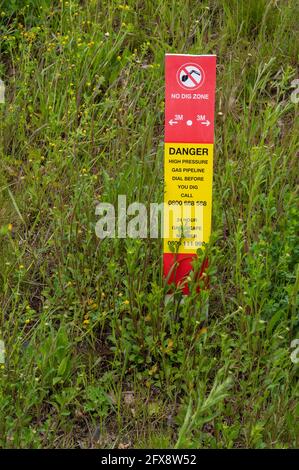 Ein No Dig-Schild in einem überwucherten Bereich, in dem Hochdruck-Gasleitungen verlegt wurden Stockfoto