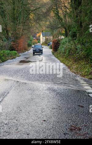 Regenwasser fließt die Trellech Straße hinunter in Richtung Tintern. Stockfoto