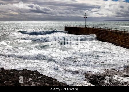 PORTHLEVEN, CORNWALL, UK - MAI 11 : stürmisches Wetter an der Hafenmauer in Porthleven, Cornwall am 11. Mai 2021 Stockfoto