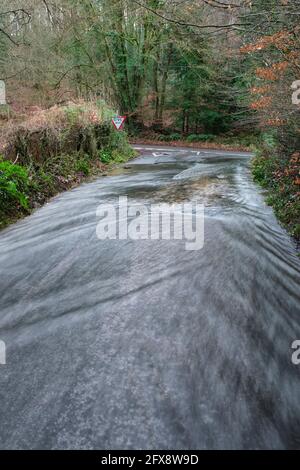 Regenwasser fließt die Trellech Straße hinunter in Richtung Tintern. Stockfoto