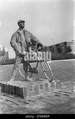 Besuchen Sie King Olav zu Philips in Eindhoven, Statuenmann mit Fahrrad, 10. September 1964, Besuche, Fahrräder, Niederlande, Presseagentur des 20. Jahrhunderts, Foto, Nachrichten zum erinnern, Dokumentarfilm, historische Fotografie 1945-1990, visuelle Geschichten, Menschliche Geschichte des zwanzigsten Jahrhunderts, Momente in der Zeit festzuhalten Stockfoto