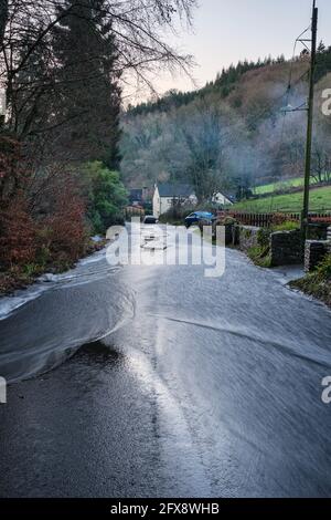 Regenwasser fließt die Trellech Straße hinunter in Richtung Tintern. Stockfoto