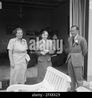 Besuch von Margaret Truman [Tochter des amerikanischen Präsidenten und Sängers] in Soestdijk. Pose mit Königin Juliana und Prinz Bernhard, 13. Juni 1951, Königinnen, Königsfamilie, Prinzen, Sänger, Niederlande, Presseagentur des 20. Jahrhunderts, Foto, Nachrichten zu erinnern, Dokumentarfilm, historische Fotografie 1945-1990, visuelle Geschichten, Menschliche Geschichte des zwanzigsten Jahrhunderts, Momente in der Zeit festzuhalten Stockfoto