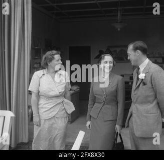 Besuch von Margaret Truman [Tochter des amerikanischen Präsidenten und Sängers] in Soestdijk. Pose mit Königin Juliana und Prinz Bernhard, 13. Juni 1951, Königinnen, Königshaus, Prinzen, Sänger, Niederlande, Presseagentur des 20. Jahrhunderts, Foto, Nachrichten zu erinnern, Dokumentarfilm, historische Fotografie 1945-1990, visuelle Geschichten, Menschliche Geschichte des zwanzigsten Jahrhunderts, Momente in der Zeit festzuhalten Stockfoto