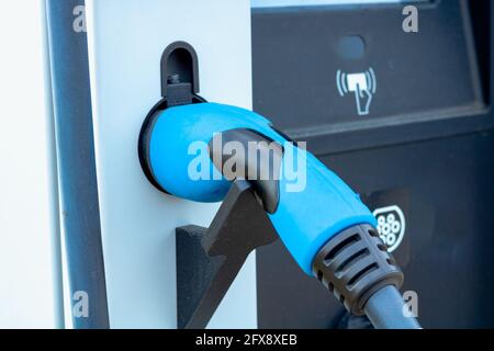 Typen von EV-Ladegeräten in der EV-Ladestation im Fokus. AC EV-Ladegerät. Schnelles Aufladen des EV in der Station. Alternative Energie. Ladestation für Elektroautos. H Stockfoto