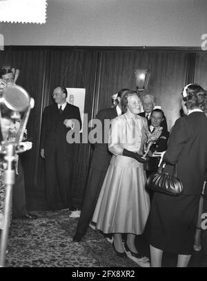 Besuch von Prinzessin Beatrix in Amsterdam. Besuch des ICC im Vondelpark. Prinzessin Beatrix erhält eine Statuette aus den Händen von Frau E. van Es, 30. Juni 1956, Visits, Niederlande, 20. Jahrhundert Presseagentur Foto, Nachrichten zu erinnern, Dokumentarfilm, historische Fotografie 1945-1990, visuelle Geschichten, Menschliche Geschichte des zwanzigsten Jahrhunderts, Momente in der Zeit festzuhalten Stockfoto