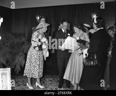 Besuch von Prinzessin Beatrix in Amsterdam. Besuch des Internationalen Kulturzentrums (ICC) im Vondelpark. Die Prinzessin liest eine Bescheinigung von Frau E. van Es, 30. Juni 1956, Visits, Niederlande, 20. Jahrhundert Presseagentur Foto, Nachrichten zu erinnern, Dokumentarfilm, historische Fotografie 1945-1990, visuelle Geschichten, Menschliche Geschichte des zwanzigsten Jahrhunderts, Momente in der Zeit festzuhalten Stockfoto