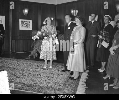 Besuch von Prinzessin Beatrix in Amsterdam. Besuch des Internationalen Kulturzentrums (ICC) im Vondelpark, 30. Juni 1956, Besuche, Niederlande, 20. Jahrhundert Presseagentur Foto, Nachrichten zu erinnern, Dokumentarfilm, historische Fotografie 1945-1990, visuelle Geschichten, Menschliche Geschichte des zwanzigsten Jahrhunderts, Momente in der Zeit festzuhalten Stockfoto