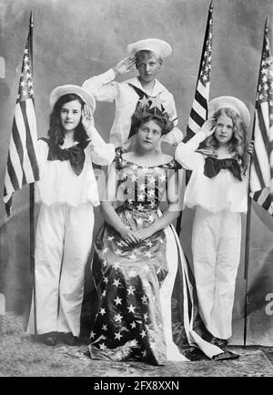 Norma Hornberger, Queen of Asbury Park Carnival [mit drei saluzenden Kindern, um 1910 Stockfoto