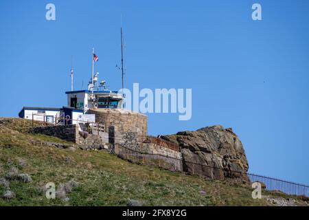 ST IVES, CORNWALL, Großbritannien - MAI 13 : Blick auf die St Ives Watch Station, National Coastwatch Institution in St Ives, Cornwall am 13. Mai 2021. Eine unidenti Stockfoto