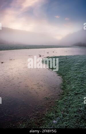 Großer Körper von gefrorenem Hochwasser neben dem Fluss Wye bei Llandogo. Stockfoto