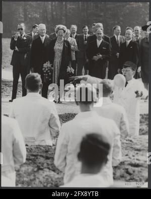 Besuch von Königin Juliana und Prinz Bernhard auf der TH Twente. Auf der linken Seite Prof. Dr. G. Gesangshuldigung von Studenten, 14. September 1964, Königinnen, königliche Familie, Eröffnungen, Universitäten, Niederlande, Foto der Presseagentur des 20. Jahrhunderts, zu erinnerende Nachrichten, Dokumentarfilm, historische Fotografie 1945-1990, visuelle Geschichten, Menschliche Geschichte des zwanzigsten Jahrhunderts, Momente in der Zeit festzuhalten Stockfoto