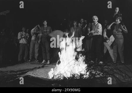 Bhagwan Bewegung in Amsterdam wird Buch der Rajneeshis auf Befehl von Bhagwan verbrennen, 30. September 1985, Bücher, Niederlande, 20. Jahrhundert Presseagentur Foto, Nachrichten zu erinnern, Dokumentarfilm, historische Fotografie 1945-1990, visuelle Geschichten, Menschliche Geschichte des zwanzigsten Jahrhunderts, Momente in der Zeit festzuhalten Stockfoto