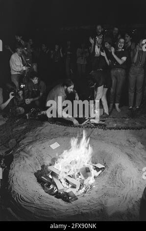 Bhagwan Bewegung in Amsterdam wird Buch der Rajneeshis auf Befehl von Bhagwan verbrennen, 30. September 1985, Bücher, Niederlande, 20. Jahrhundert Presseagentur Foto, Nachrichten zu erinnern, Dokumentarfilm, historische Fotografie 1945-1990, visuelle Geschichten, Menschliche Geschichte des zwanzigsten Jahrhunderts, Momente in der Zeit festzuhalten Stockfoto