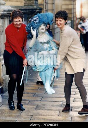 Mitarbeiter der Wolverhampton Art Gallery mit künstlerischer Skulptur der Königin Mutter im Jahr 1998. Bild von DAVID BAGNALL Stockfoto