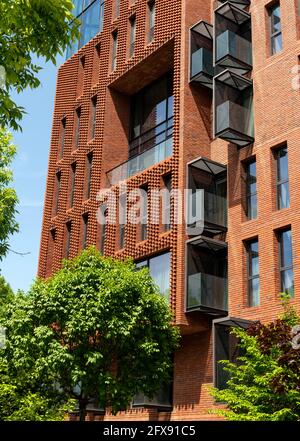 Architekturdetails. Ziegelfassade für das Wohngebäude des Roten Apfels in Sofia, Bulgarien, Osteuropa, Balkan, EU Stockfoto