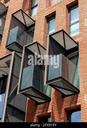 Architektonische Details. Freitragende Balkone mit Metallgitter und Ziegelfassade für das Wohngebäude des Red Apple in Sofia, Bulgarien Stockfoto