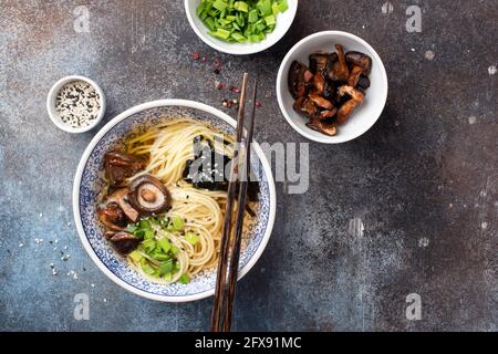 Ramen Sie Nudeln mit Shiitake-Pilzen. Vegane Ramen, asiatische Suppe mit Nudeln Stockfoto