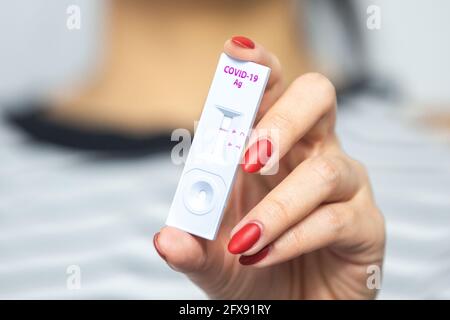 Nicht erkennbare Frau, die ein negatives Ergebnis eines Antigen-Tests auf Coronavirus Covid-19 zeigte. Stockfoto