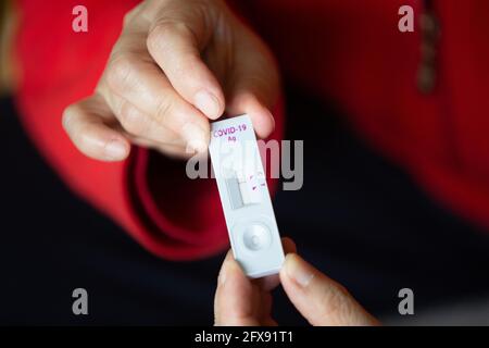 Nicht erkennbare Frau, die ein negatives Ergebnis eines Antigen-Tests auf Coronavirus Covid-19 zeigte. Stockfoto