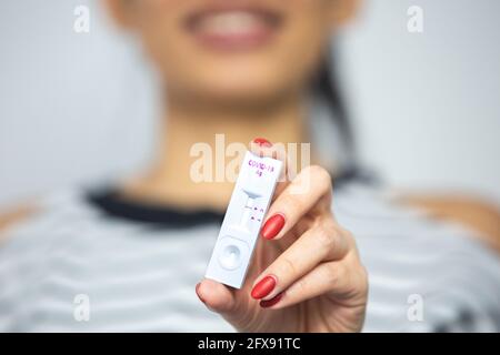 Nicht erkennbare Frau, die ein negatives Ergebnis eines Antigen-Tests auf Coronavirus Covid-19 zeigte. Stockfoto