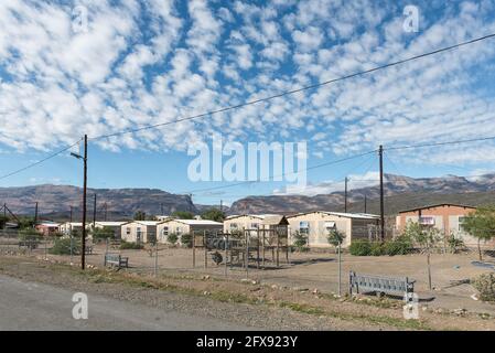 KLAARSTROOM, SÜDAFRIKA - 5. APRIL 2021: Eine Straßenszene mit Häusern in einem Township in Klaarstroom im westlichen Kap Karoo Stockfoto