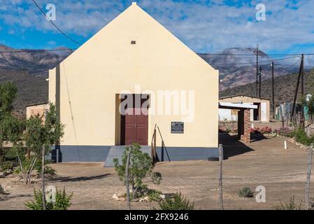 KLAARSTROOM, SÜDAFRIKA - 5. APRIL 2021: Die Vereinigte reformierte Kirche in Klaarstroom im westlichen Kap Karoo Stockfoto