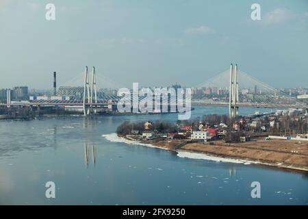 Stadtbild von St. Petersburg mit einer Kabelbrücke über einen breiten, gewundenen Fluss Stockfoto