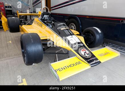 Dreiviertel Frontansicht von Michael Lyons, 1980, Gelb und Schwarz, Williams FW07B Formel-1-Auto beim Silverstone Classic 2017 Stockfoto