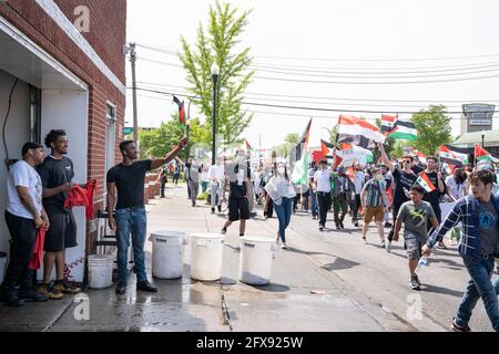 Am 18. Mai 2021 versammelten sich einige Tausend Menschen in Dearborn, Michigan, um sich gegen die israelische Besatzung und Luftangriffe auf Palästinenser zu versammeln. Dearborn ist die Heimat der größten arabisch-amerikanischen Bevölkerung in den USA (Foto: Dominick Sokotoff/Sipa USA) Stockfoto