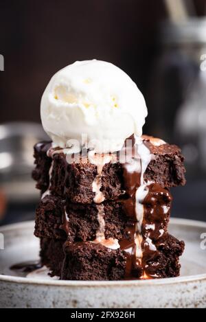 Schokoladen-Brownies mit Vanilleeis auf dem Teller. Süßes zuckerhaltiges Dessert Stockfoto