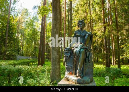 PAWLOWSK, ST. PETERSBURG, RUSSLAND - 21. SEPTEMBER 2017. Bronzeskulptur von Thalia, der Muse der Komödie. Alter Silvia Park in Pavlovsk, St. Petersburg, Russ Stockfoto