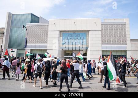 Am 18. Mai 2021 versammelten sich einige Tausend Menschen in Dearborn, Michigan, um sich gegen die israelische Besatzung und Luftangriffe auf Palästinenser zu versammeln. Dearborn ist die Heimat der größten arabisch-amerikanischen Bevölkerung in den USA (Foto: Dominick Sokotoff/Sipa USA) Stockfoto