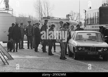 An der niederländisch-belgischen Grenze durften Zigeuner wieder in die Niederlande eingeschrieben werden. Zigeunermädchen wird vertreibt Container, 15. Januar 1981, Autos, Container, Grenzübergänge, Mädchen, Zigeuner, Niederlande, Presseagentur des 20. Jahrhunderts, News to remember, Dokumentarfilm, historische Fotografie 1945-1990, visuelle Geschichten, Menschliche Geschichte des zwanzigsten Jahrhunderts, Momente in der Zeit festzuhalten Stockfoto