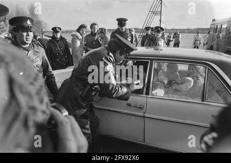 An der niederländisch-belgischen Grenze dürfen Zigeuner in die Niederlande zurückgemeldet werden. Dutch Poiitie stoppt ein Auto mit Zigeunern, 15. Januar 1981, Autos, Polizisten, Zigeuner, Niederlande, Presseagentur des 20. Jahrhunderts, Foto, Nachrichten zu erinnern, Dokumentarfilm, historische Fotografie 1945-1990, visuelle Geschichten, Menschliche Geschichte des zwanzigsten Jahrhunderts, Momente in der Zeit festzuhalten Stockfoto