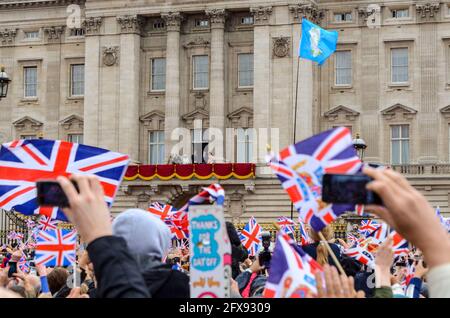 Menschenmassen vor dem Buckingham Palace bei der Queens Diamond Jubilee-Feier in London, Großbritannien, mit der Königin und der Familie auf dem Balkon in der Ferne Stockfoto