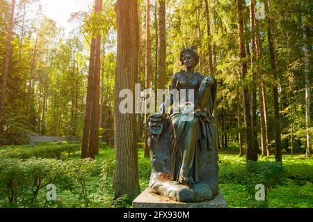 PAWLOWSK, ST. PETERSBURG, RUSSLAND - 21. SEPTEMBER 2017. Bronzeskulptur von Thalia, der Muse der Komödie. Alter Silvia Park in Pavlovsk, St. Petersburg, Russ Stockfoto