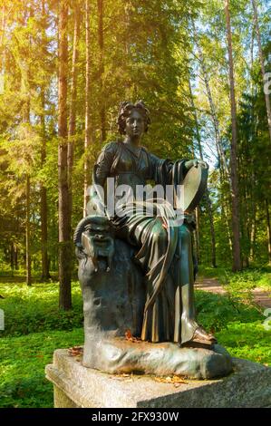 PAWLOWSK, ST. PETERSBURG, RUSSLAND - 21. SEPTEMBER 2017. Bronzeskulptur von Thalia, der Muse der Komödie. Alter Silvia Park in Pavlovsk bei St. Petersburg, Stockfoto