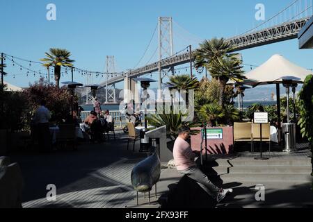 San Francisco, USA. Mai 2021. Die Menschen genießen ihre Freizeit in der San Francisco Bay Area, Kalifornien, USA, 25. Mai 2021. Quelle: Wu Xiaoling/Xinhua/Alamy Live News Stockfoto