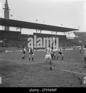 Blauw-Wit / Feyenoord 1-7, Spielmoment, 4. April 1964, Sport, Fußball, Niederlande, Foto der Presseagentur des 20. Jahrhunderts, zu erinnerende Nachrichten, Dokumentarfilm, historische Fotografie 1945-1990, visuelle Geschichten, Menschliche Geschichte des zwanzigsten Jahrhunderts, Momente in der Zeit festzuhalten Stockfoto