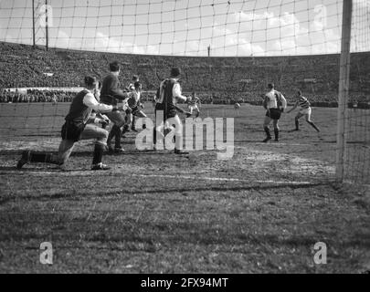 Blauw-Wit / Feyenoord 1-1 (Spielmoment), 8. April 1962, Sport, Fußball, Niederlande, Presseagentur des 20. Jahrhunderts, Foto, Nachrichten zum erinnern, Dokumentarfilm, historische Fotografie 1945-1990, visuelle Geschichten, Menschliche Geschichte des zwanzigsten Jahrhunderts, Momente in der Zeit festzuhalten Stockfoto