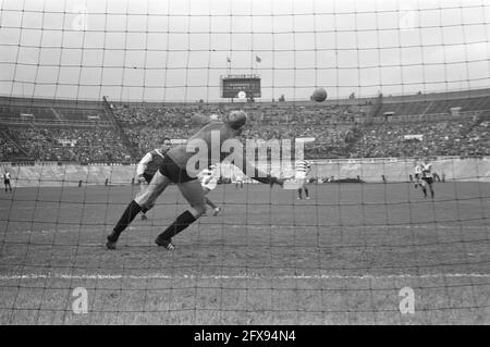 Blauw-Wit V Feyenoord 1-0, Spielmoment, 9. September 1962, Sport, Fußball, Niederlande, Foto der Presseagentur des 20. Jahrhunderts, zu erinnerende Nachrichten, Dokumentarfilm, historische Fotografie 1945-1990, visuelle Geschichten, Menschliche Geschichte des zwanzigsten Jahrhunderts, Momente in der Zeit festzuhalten Stockfoto